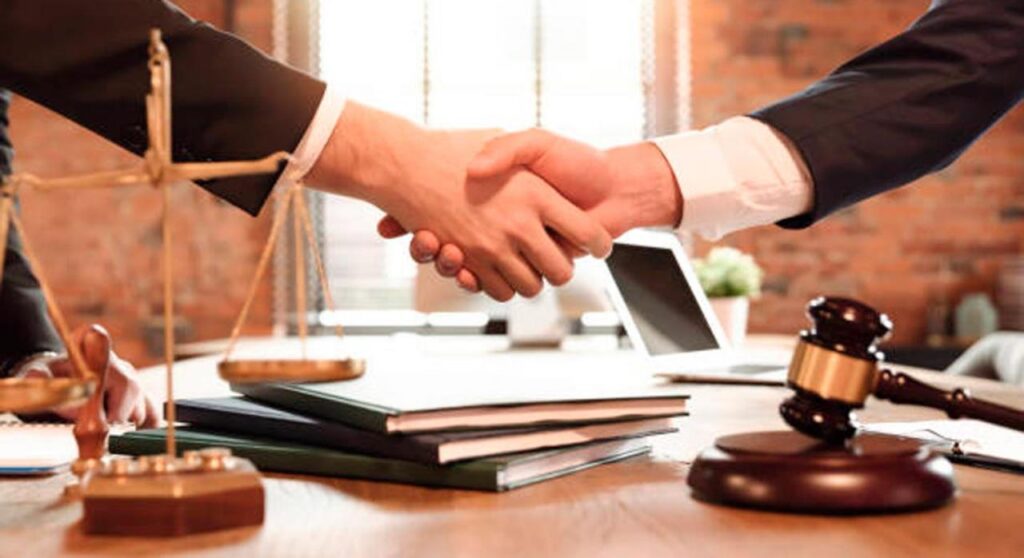 ¿Puede un abogado ir en contra de su cliente?